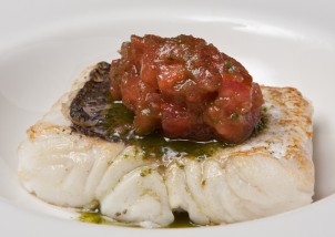 Lluç amb tomàquet i alfàbrega